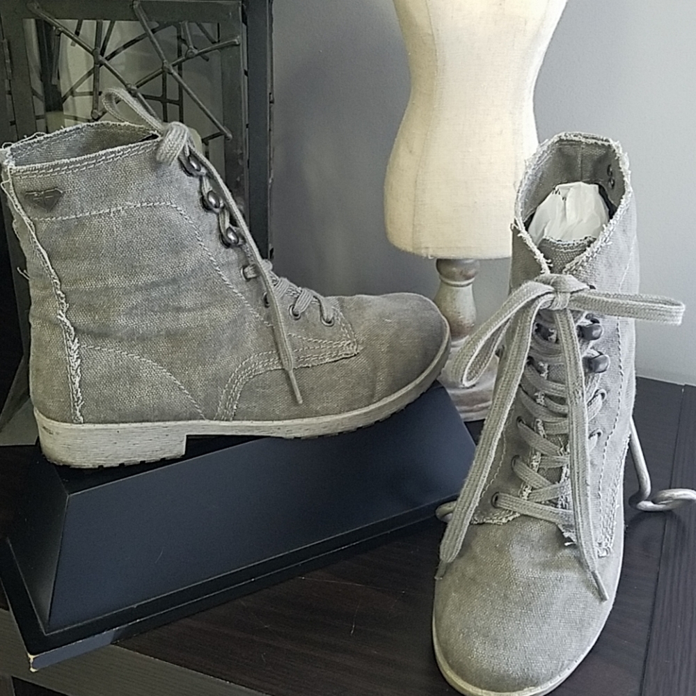 Roxy canvas lace up ankle boots sz.7